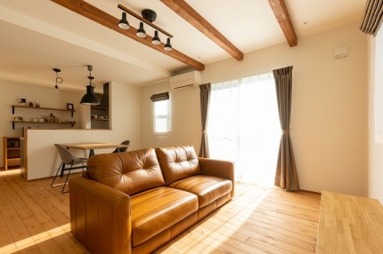 |ママン上越｜ナチュラル｜mamanの家｜可愛いおうち｜上越市｜糸魚川市｜妙高市｜デザイン住宅｜ビンテージ｜かわいいお家｜エイジング｜デザインコンクリート｜おしゃれな家｜塗り壁｜キッチン｜ウッドワン｜見せ梁｜リビング｜ダイニング｜エイジング加工｜梁｜照明｜ペンダントライト｜ニッチ｜ウォークインクロゼット｜背面収納｜子供部屋｜Farrow&Ball｜カラーペイント｜壁紙｜クロス｜玄関アプローチ｜